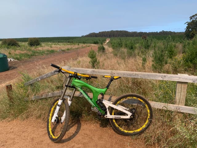 Santa Cruz V10 downhill bike Men s Bicycles Gumtree Australia