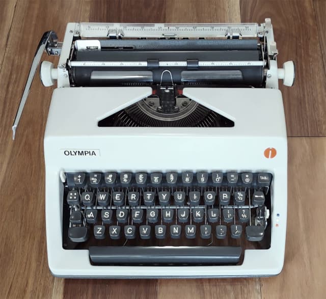 Vintage Olympia SM8 Medium Portable Typewriter Other Computers