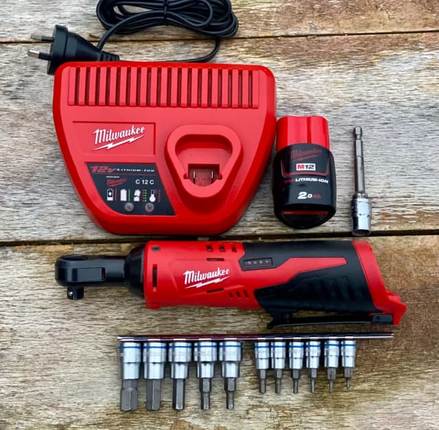 MILWAUKEE 12V 2.0AH 3/8INCH IMPACT RATCHET KIT (NEW) M12IR201B Power