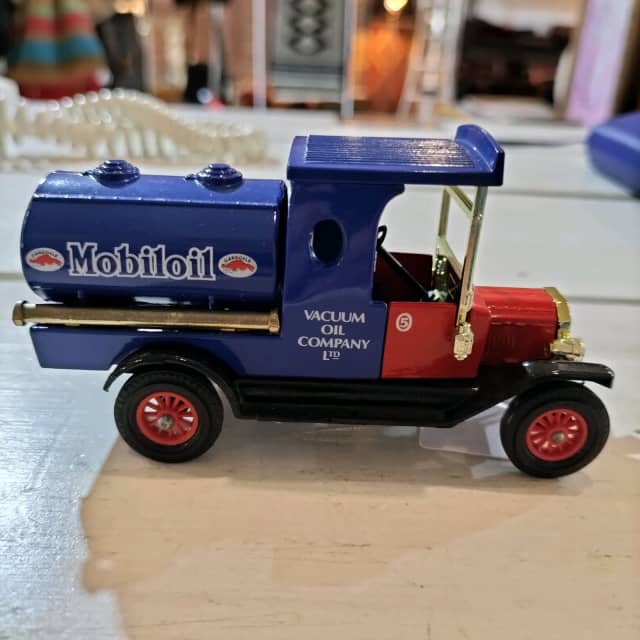 Matchbox Lesney Mobiloil 1912 Ford Model T diecast car. Collectables