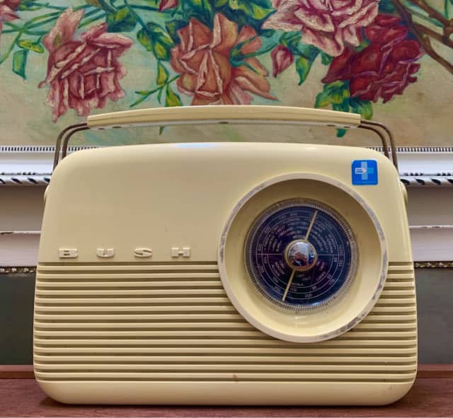 RETRO LOOK PORTABLE BUSH BRAND RADIO DIGITAL AM FM Radios
