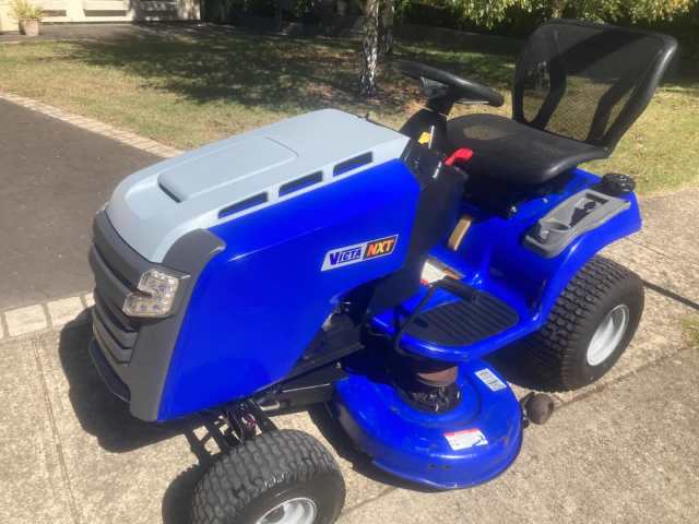 Victa NXT 19.5/42 Ride On Mower Only 90 Hours Suitable For New Buyers ...