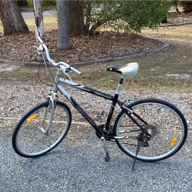 giant elwood hybrid bike