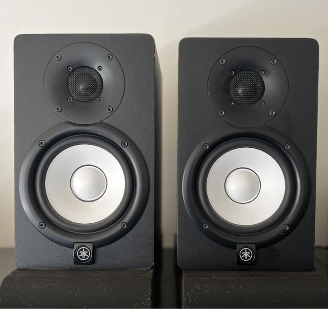 YAMAHA HS5 5” ACTIVE STUDIO MONITORS ( PAIR) WITH PRO FOAM BASE