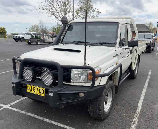 2014 TOYOTA LANDCRUISER GX (4x4) 5 SP MANUAL C/CHAS Cars, Vans & Utes