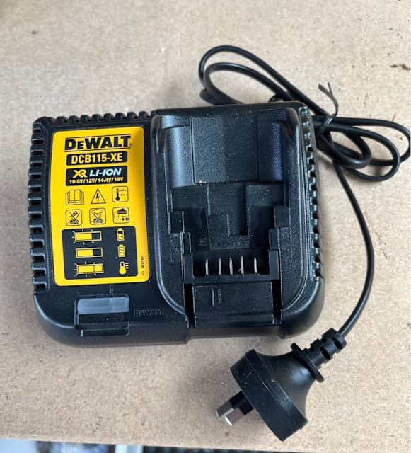 Battery charger Other Tools & DIY Gumtree Australia Rockingham Area