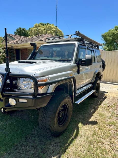 2017 TOYOTA LANDCRUISER GXL (4x4) 5 SP MANUAL 4D WAGON | Cars, Vans ...