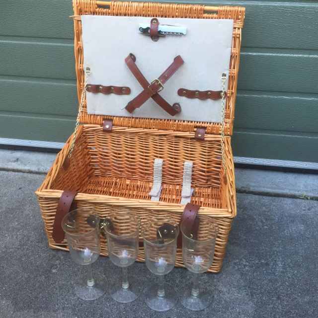 CANE RATTAN PICNIC BASKET / CASE & 4 PLASTIC WINE / CHAMPAGNE GLASSES