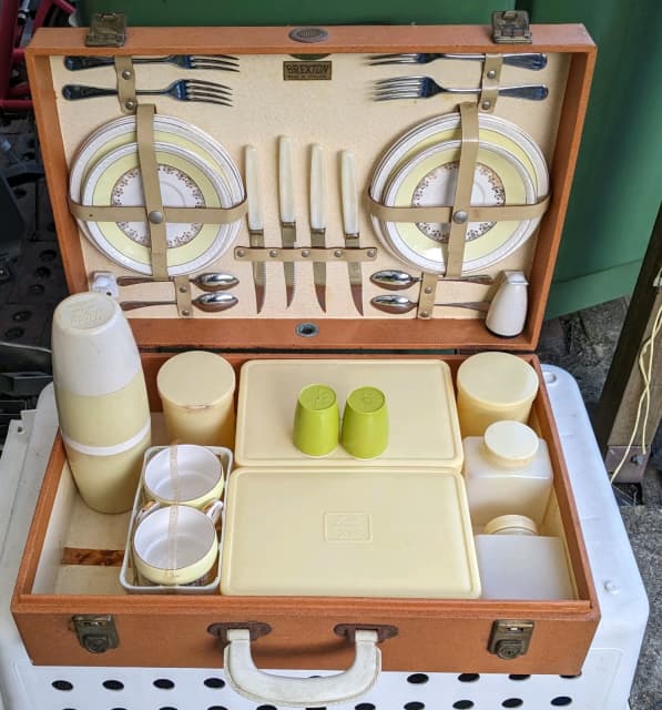 Vintage LG003 BREXTON Picnic set with trunk carry case Collectables