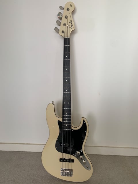 fender aerodyne jazz bass white