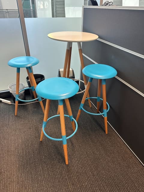 gumtree bar table and stools