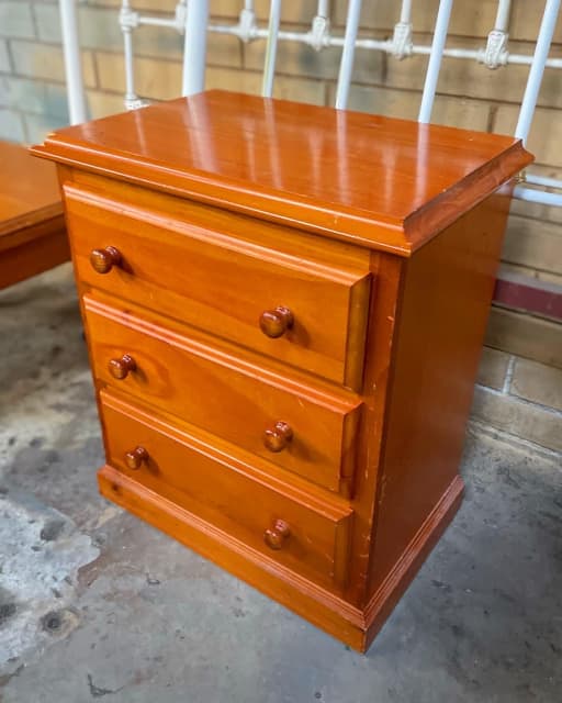 Vintage C.1980’s 3Drawer Bedside in Good Condition