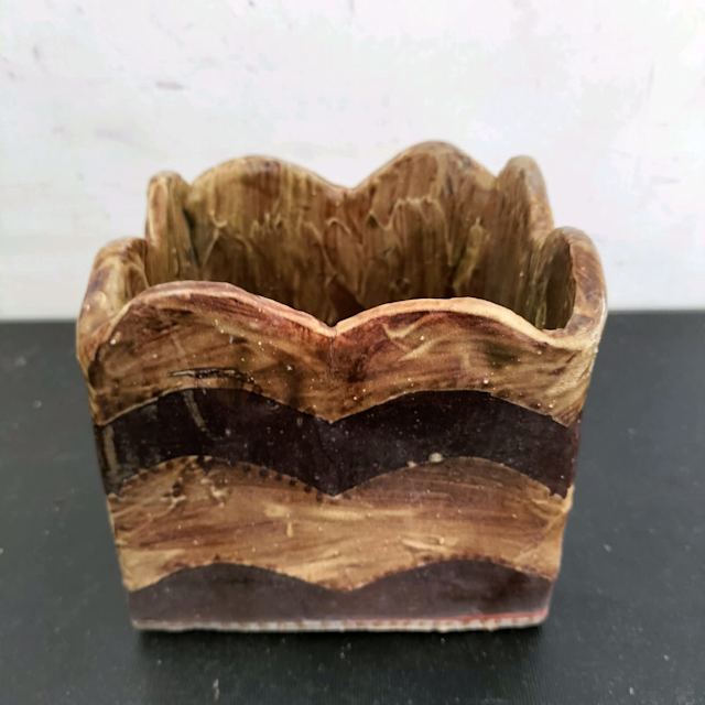 Small brown glazed plant pot with drainage hole. Size in pics. Pots