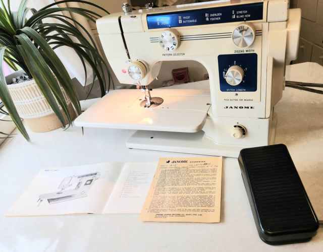VINTAGE JANOME 615 SEWING MACHINE W INSTRUCTIONS BUT HAND WHEEL WONT E