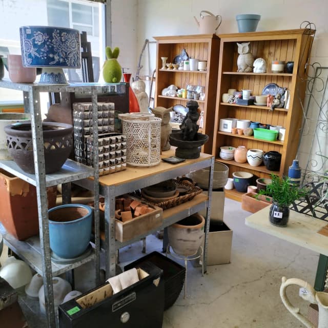 Gardener Alert! Various sizes used plant pots and garden decor! Pots