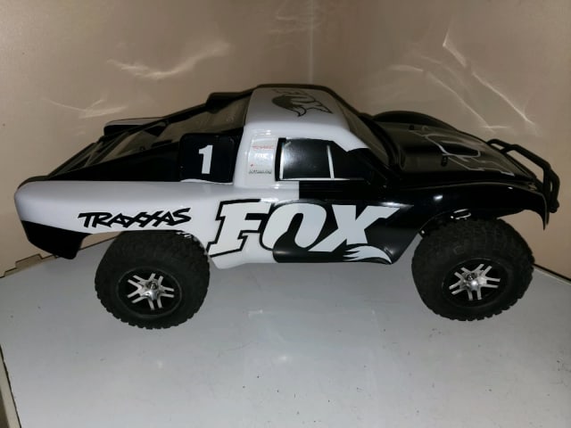 Traxxas slash 4x4 hot sale brushless fox edition