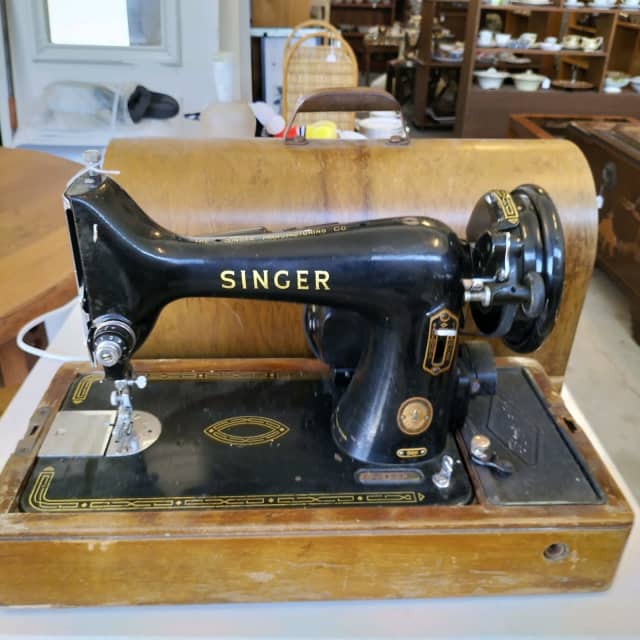 Vintage 1953 99k Singer sewing machine. See details. Collectables