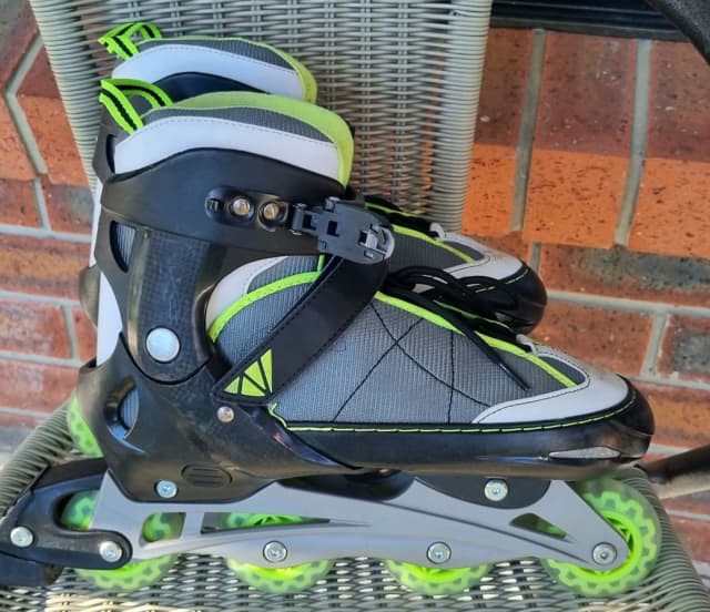 Roller blades adjustable size with elbow, wrist and knee guards