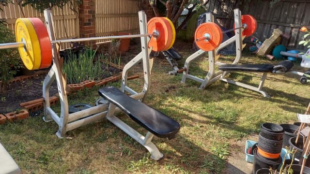 Bench press incline Olympic bar 130kg weight CAN DELIVER Gym