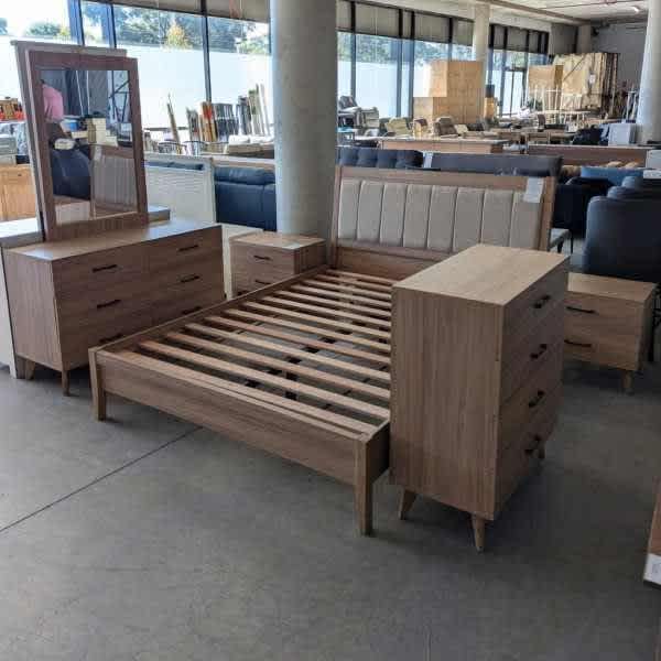 NEW IN BOX QUEEN BED SUITE 5 PIECES MILD OAK COLOR RRP 2499 Beds in