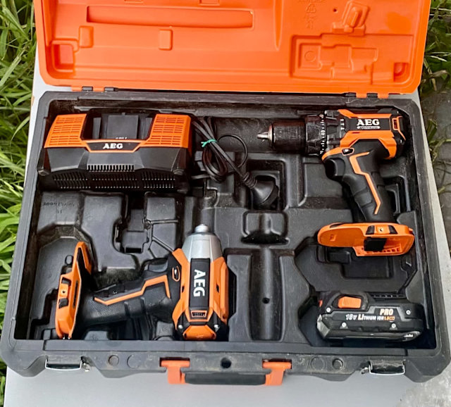 AEG 18V BRUSHLESS HAMMER DRILL / IMPACT DRIVER BATTERY CHARGER KIT