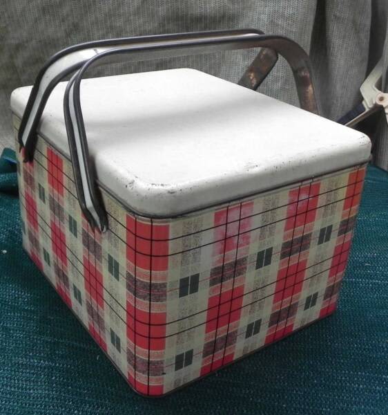 WILLOW LUCH BOX VINTAGE TIN PICNIC CADDY COOLER ESKY Collectables