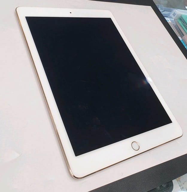 アダプタ Apple - iPad wifi+cellular 32GB GOLD DOCOMOの通販 by