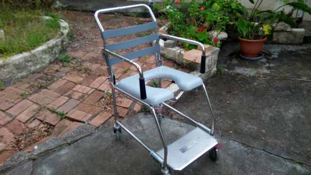 WHEEL CHAIR OVER TOILET COMMODE 200 KG WHEELCHAIR GOOD WHEELS BREAKES ...
