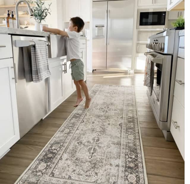 Floor rug ( 3x3) and matching hall runner ( 4x400) Rugs & Carpets