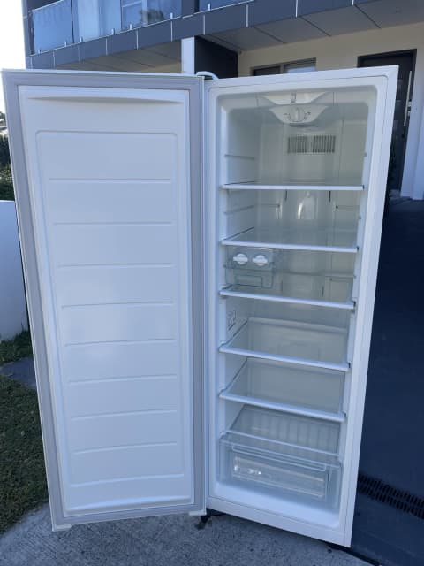 westinghouse 300l upright freezer