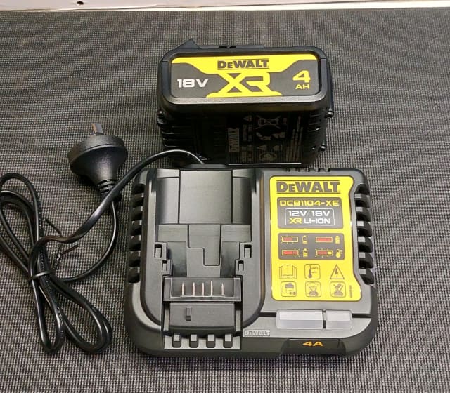 Dewalt 18v 4Ah Battery & 18v Charger Fully Automatic Cutout GENUINE