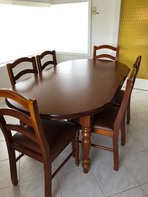 gumtree dining room table and chairs