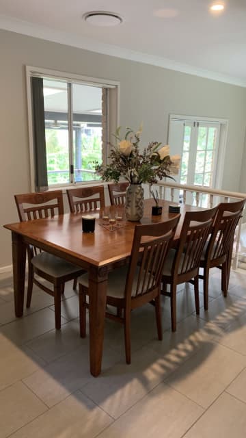 gumtree dining room table and chairs