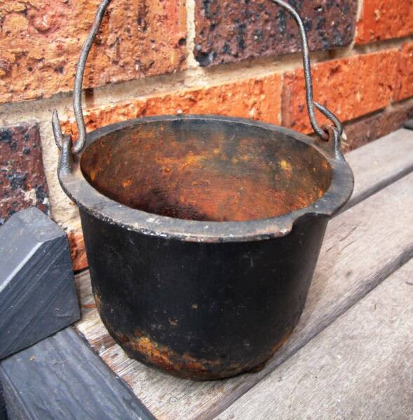 Antique cast iron 3 Leg BEAN POT Kettle with Swing Handle Antiques