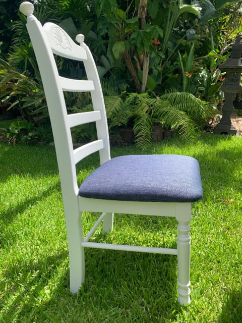 6 white garden chairs