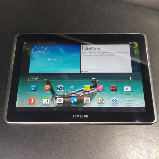 Samsung Galaxy Tab 2 10.1 16GB WiFi GTP5110 Tablet and USB Cable
