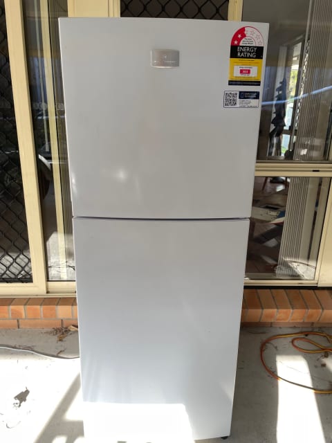 kelvinator 250l fridge