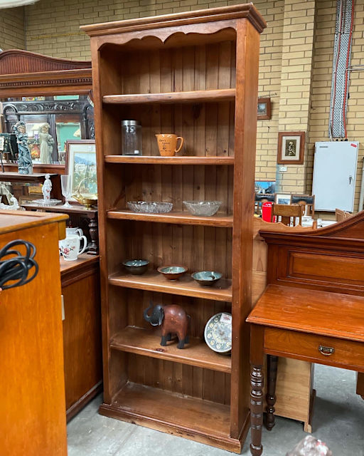Vintage Cottage Style Tall 6Tier Pine Bookshelf in Fine Condition