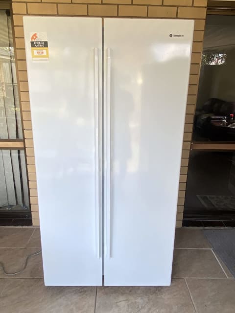 westinghouse 606 litre fridge freezer