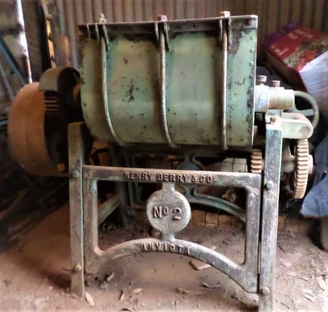 RARE ANTIQUE CAST IRON HENRY BERRY & CO INVICTA No 2 DOUGH MIXER