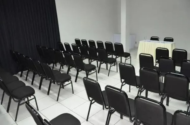 Ergonomic design enables passive as well as active seating Office