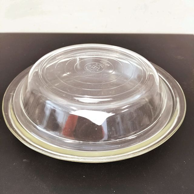 Pyrex 712 . Australian made clear glass pie dish with lid. Other