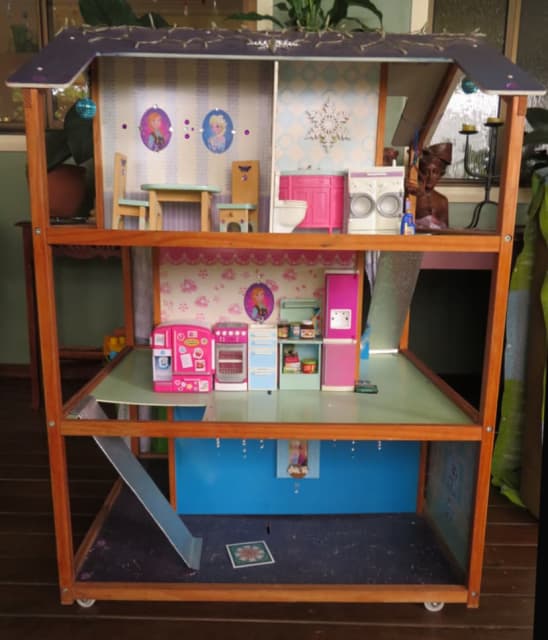 Dolls House, 3 Storey on wheels with lighting n furniture Toys