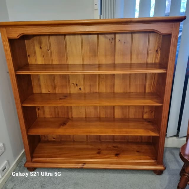 Solid wood Bookcase with 4 adjutBle shavies in excellent condition
