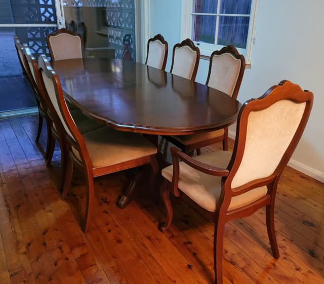 stag mahogany dining table and chairs