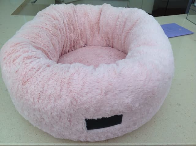 La Doggie Vita Pink Plush Donut Bed new small for cat or dog Pet