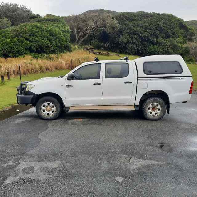 2011 TOYOTA HILUX SR (4x4) 5 SP MANUAL C/CHAS Cars, Vans & Utes