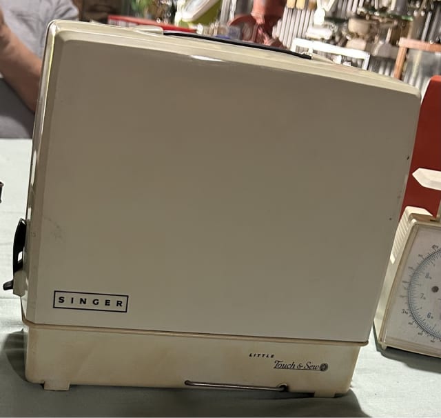 VINTAGE SINGER CHILDS SEWING MACHINE MODEL 67A3 LITTLE TOUCH & SEW