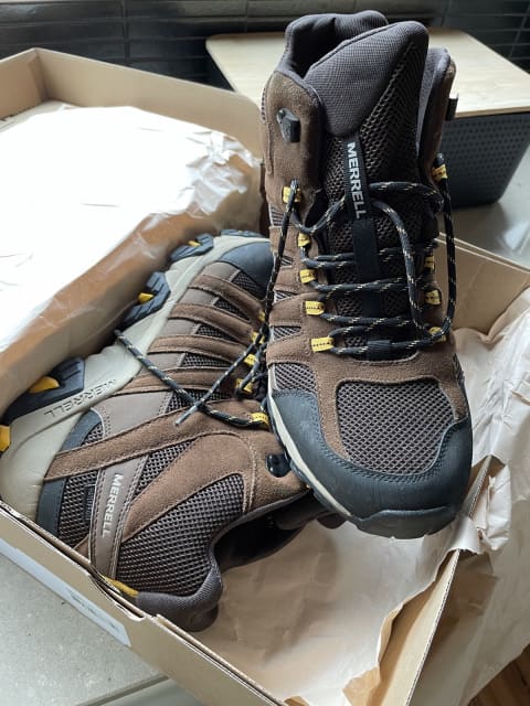 hiking boots size 12