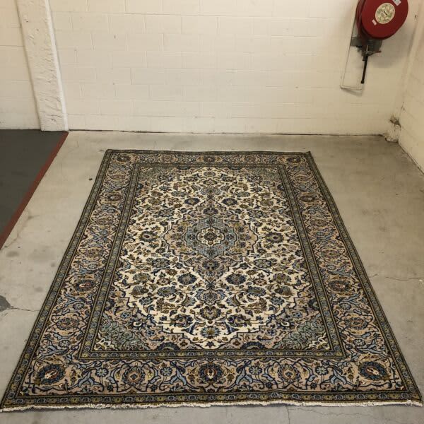 Area rug handmade Persian rug Kashan region. 333x240cm. Pure wool